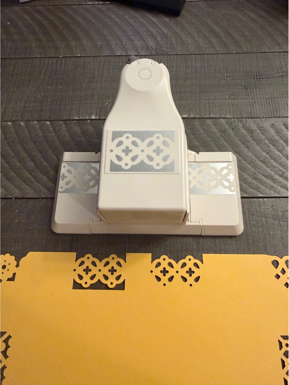 Martha Stewart Looped Daisy 2 in 1 Border Shape Punch